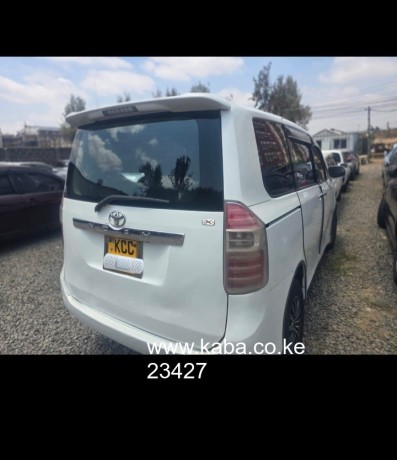 toyota-noah-big-0