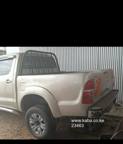 clean-toyota-hilux-double-cabin-big-9
