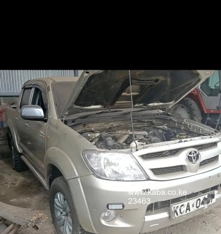 clean-toyota-hilux-double-cabin-big-7