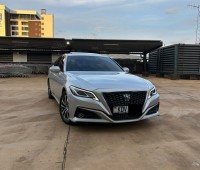2018-toyota-crown-hybrid-sunroof-small-0