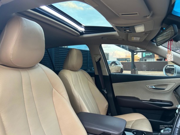 2018-toyota-crown-hybrid-sunroof-big-1