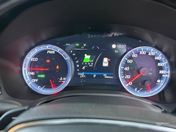 2018-toyota-crown-hybrid-sunroof-big-2