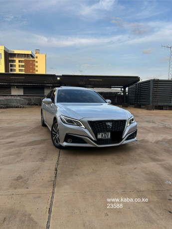 2018-toyota-crown-hybrid-sunroof-big-0