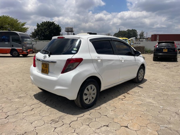 2013-toyota-vitz-big-4