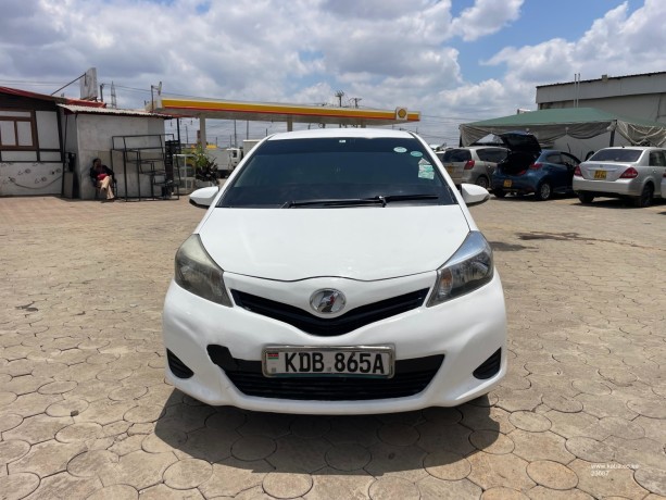 2013-toyota-vitz-big-6