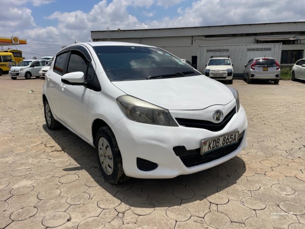 2013-toyota-vitz-big-0