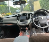 toyota-crown-hybrid-small-2