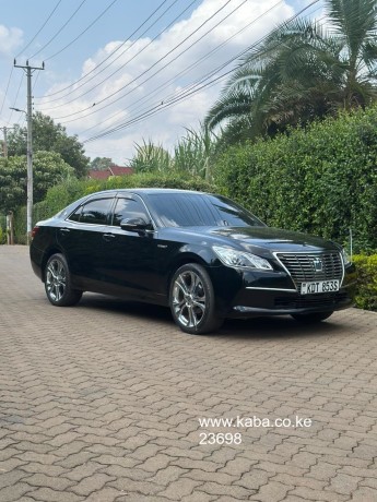 toyota-crown-hybrid-big-0