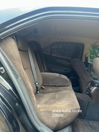 toyota-crown-hybrid-big-4