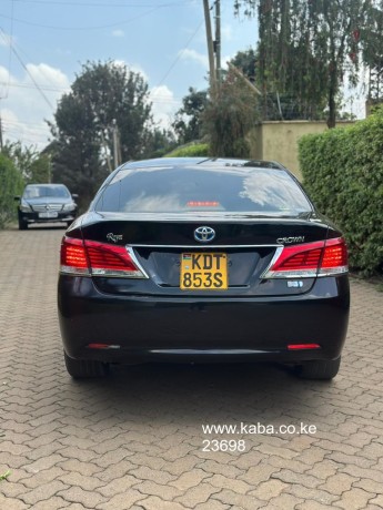 toyota-crown-hybrid-big-7