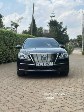 toyota-crown-hybrid-big-6