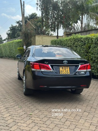 toyota-crown-hybrid-big-5