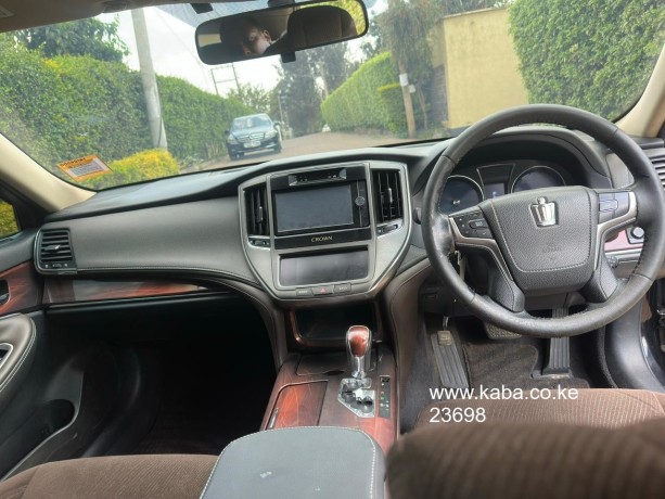 toyota-crown-hybrid-big-2