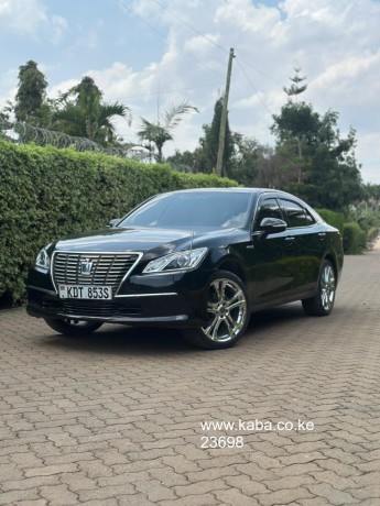 toyota-crown-hybrid-big-1