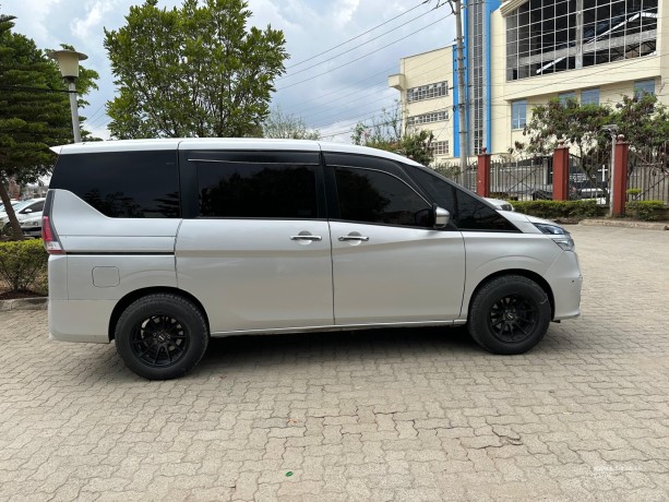 nissan-serena-big-0