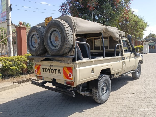 toyota-land-cruiser-79-series-big-5