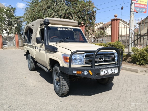 toyota-land-cruiser-79-series-big-0