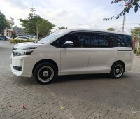 2016-toyota-voxy-small-8