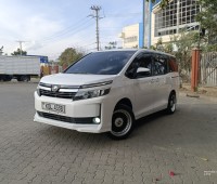 2016-toyota-voxy-small-1
