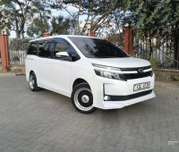 2016-toyota-voxy-small-0