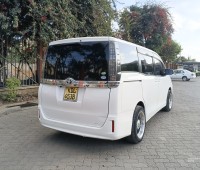 2016-toyota-voxy-small-5