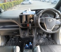 2016-toyota-voxy-small-4