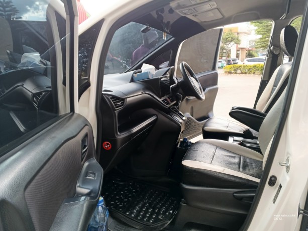 2016-toyota-voxy-big-7