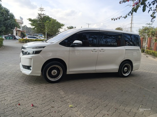 2016-toyota-voxy-big-8