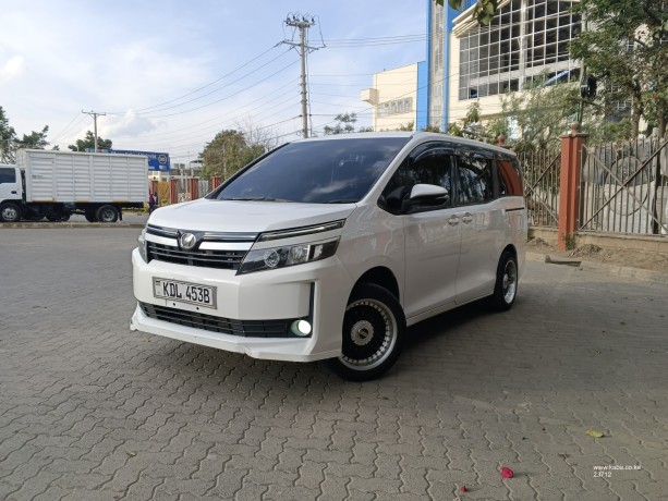 2016-toyota-voxy-big-1