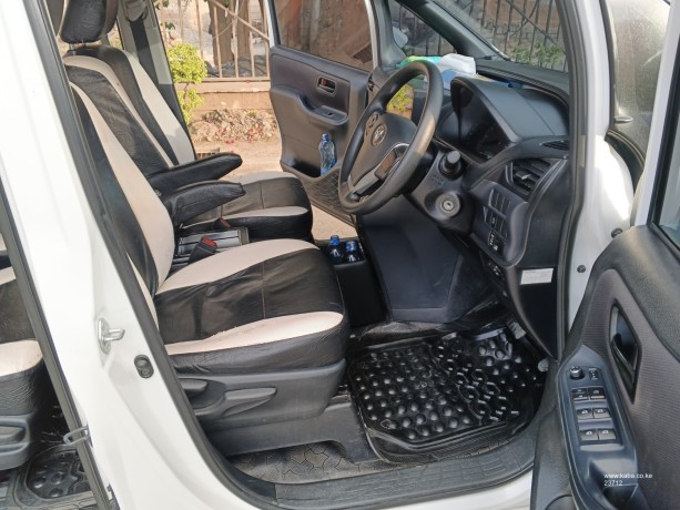 2016-toyota-voxy-big-2