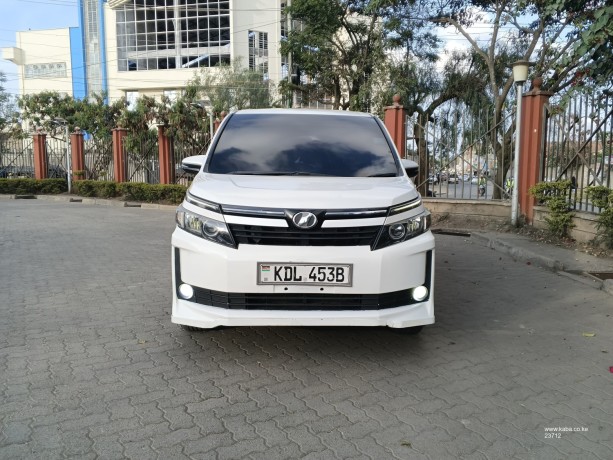 2016-toyota-voxy-big-6