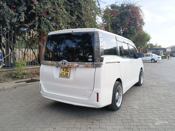 2016-toyota-voxy-big-5