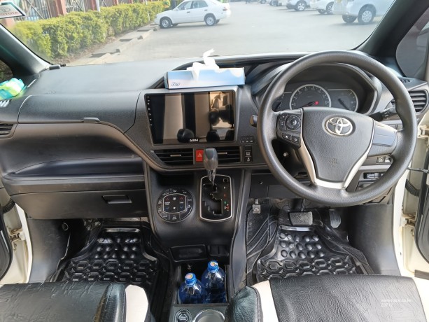 2016-toyota-voxy-big-4