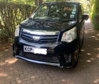 toyota-noah-small-0