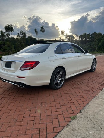 2019-mercedes-e300-amg-sunroof-big-7