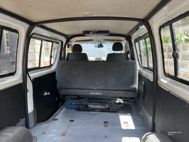 toyota-hiace-van-big-3