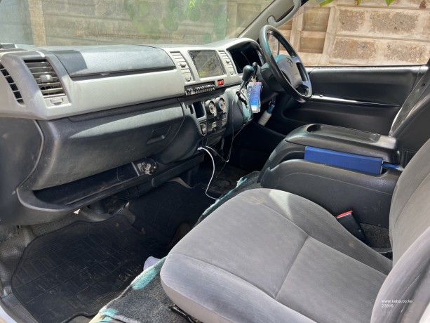 toyota-hiace-van-big-1