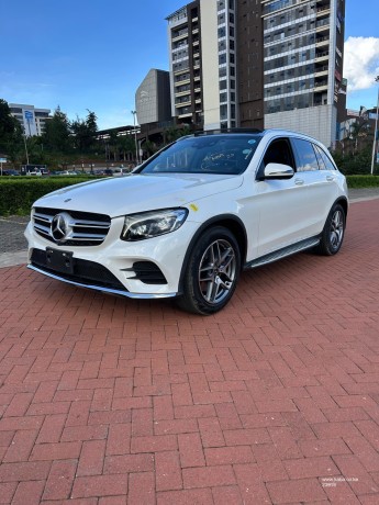 2019-mercedes-glc250-amg-sunroof-big-7