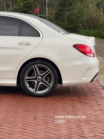 2019-mercedes-c200-4matic-sunroof-big-7