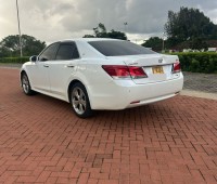 2017-toyota-crown-small-5