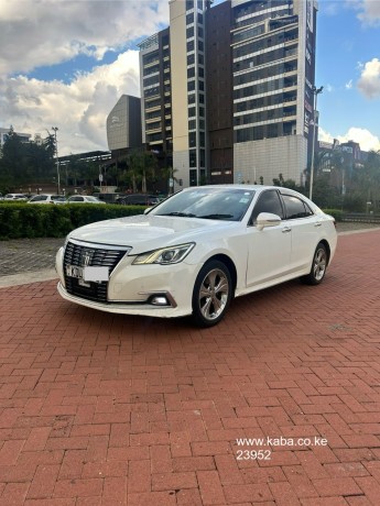 2017-toyota-crown-big-4