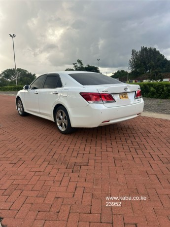 2017-toyota-crown-big-5