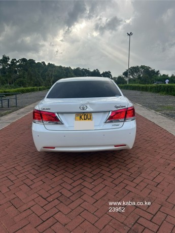 2017-toyota-crown-big-6