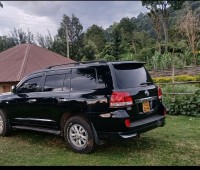 toyota-landcruiser-2010-small-0