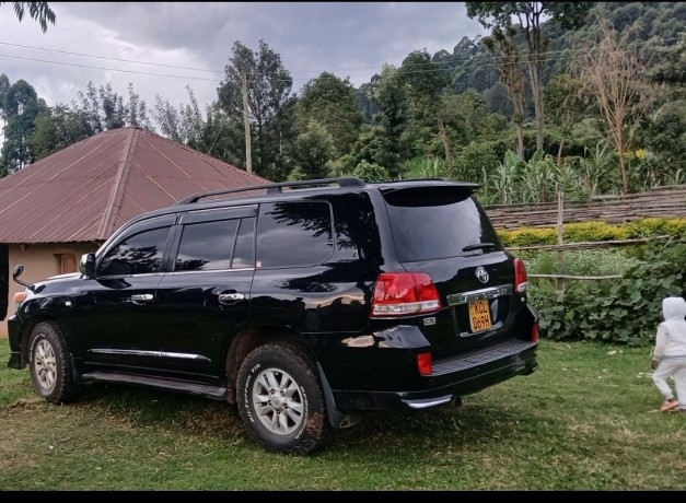 toyota-landcruiser-2010-big-0