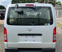 2019-toyota-hiace-diesel-7l-small-6