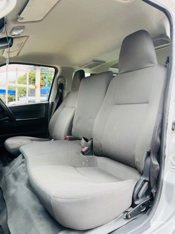 2019-toyota-hiace-diesel-7l-big-3