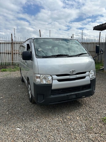 2019-toyota-hiace-diesel-7l-big-0