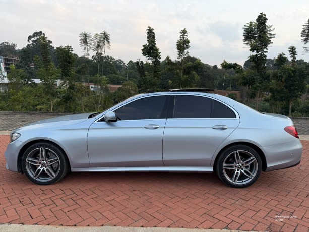 2019-mercedes-e220d-amg-sunroof-big-7