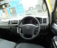 2013-toyota-hiace-small-11